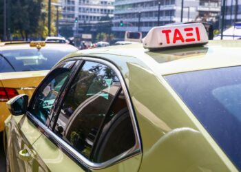 Λάρισα: Νέα ληστεία οδηγού ταξί – Τον έπιασαν από το λαιμό και του άρπαξαν 200 ευρώ