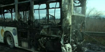 Θεσσαλονίκη: Αστικό λεωφορείο έπιασε φωτιά εν κινήσει στη Σίνδο – Σώοι οι επιβάτες