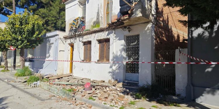 Βόλος: 43χρονη γυναίκα έπεσε στο έδαφος μαζί με το μπαλκόνι του σπιτιού της