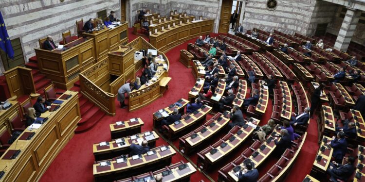 Βουλή: Ένταση και κόντρες για την τραγωδία στη Χίο