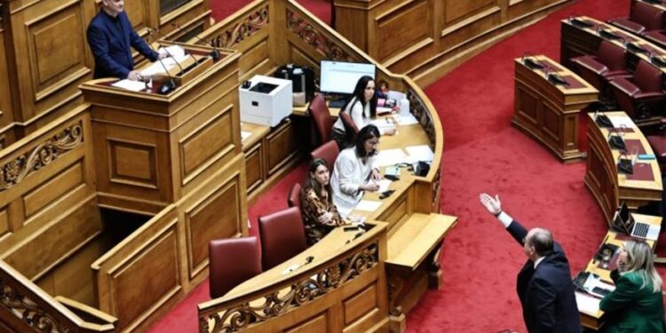 Βουλή: Σφοδρή αντιπαράθεση Καζαμία-Λαζαρίδη -«Δεν ντρέπεσαι, τσιράκι του Μητσοτάκη να μιλάς έτσι»