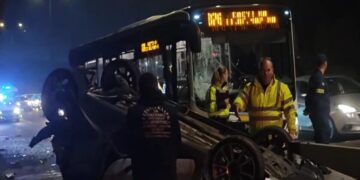 Σοβαρό τροχαίο ανάμεσα σε λεωφορείο και ΙΧ στην Αθηνών – Κορίνθου στο ύψος του Σκαραμαγκά - Απεγκλωβίστηκε ένας άνδρας