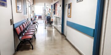 Τρία χρόνια φυλακή με αναστολή σε καρδιοχειρουργό του Ιπποκράτειου για τα φακελάκια