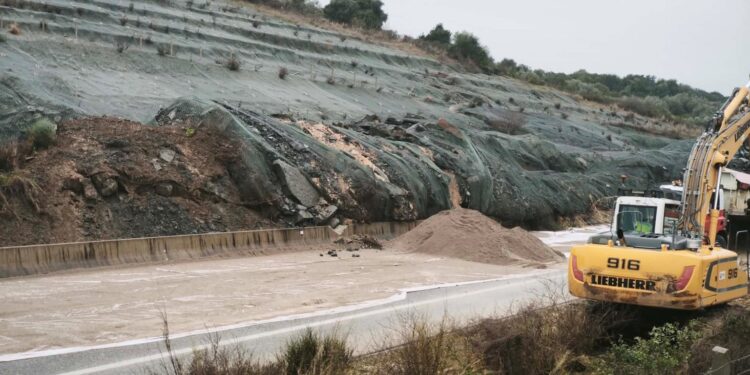 Κλειστή η Ιόνια Οδός- Μεγαλώνει το ρήγμα, μετά από νέα κατολίσθηση