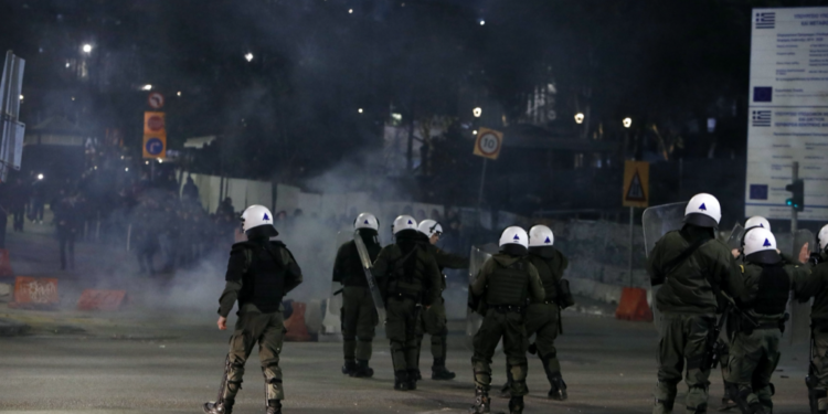 Επεισόδια με μολότοφ και δακρυγόνα επί της Γ’ Σεπτεμβρίου το βράδυ στη Θεσσαλονίκη