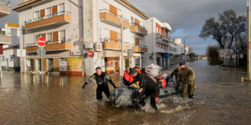 Πορτογαλία: Ένας πυροσβέστης νεκρός από τις πλημμύρες στην περιφέρεια του Πορταλέγκρε
