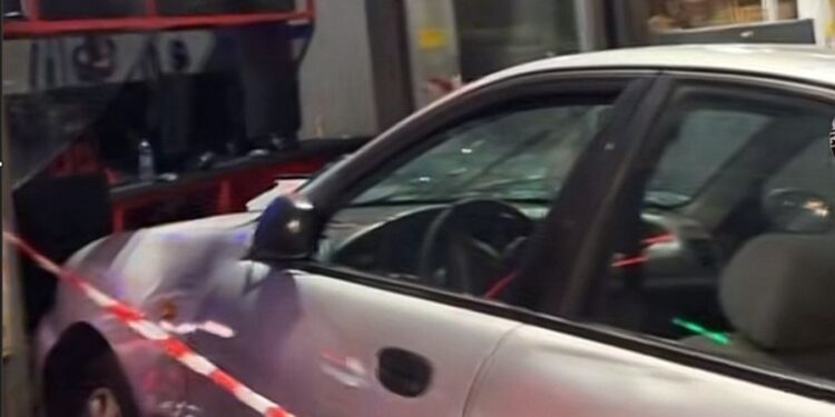 Άγιος Δημήτριος: Συνελήφθη, μετά από επεισοδιακή καταδίωξη,17χρονος με κλεμμένο ΙΧ που έπεσε σε μηχανές και τζαμαρία