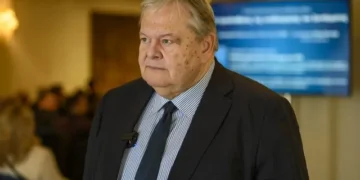 Επίθεση Βενιζέλου κατά της κυβέρνησης: "Η κυβέρνηση θέλει να διορθώσει το άρθρο 86, αφού πρώτα το καταστρατήγησε"