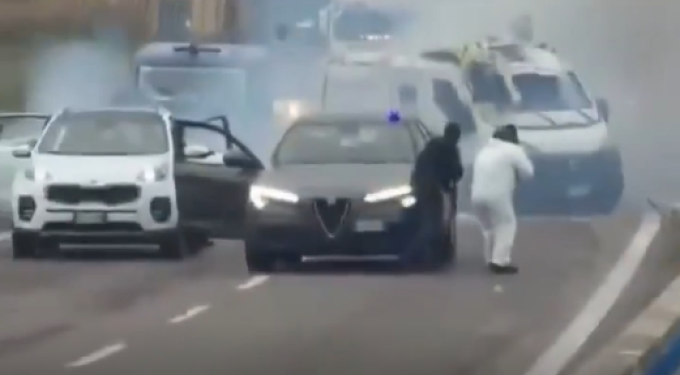 Θεαματική κινηματογραφική ληστεία στην Ιταλία: Μασκοφόροι με «μαϊμού» περιπολικά ανατίναξαν χρηματαποστολή με έκρηξη και ανταλλαγή πυρών