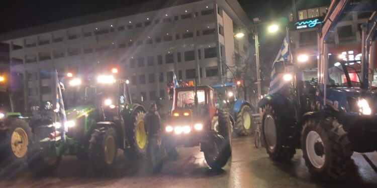 Συλλαλητήριο αγροτών με τα τρακτέρ τους στην κεντρική πλατεία της Λάρισας