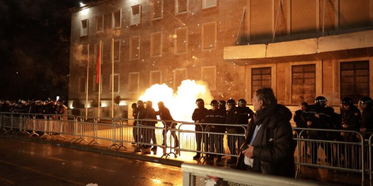 Αλβανία: Ταραχές και επεισόδια στα Τίρανα – Ζητούν την παραίτηση της αντιπροέδρου της κυβέρνησης