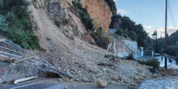 Κέρκυρα: Κατολίσθηση λόγω των βροχοπτώσεων στην Παλαιοκαστρίτσα – Κλειστός ο δρόμος