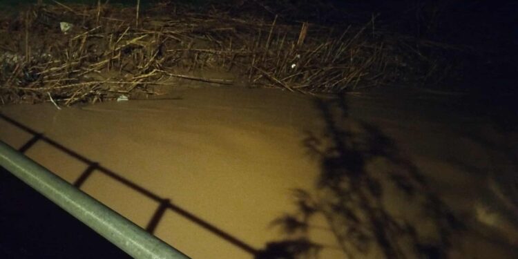 Ισχυρή βροχόπτωση στην Αττική - Υπερχείλισε ρέμα στο Πικέρμι – Καθίζηση και διακοπή κυκλοφορίας στο Πολύγωνο