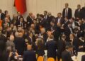 Τουρκία: Χαμός στην Βουλή με γροθιές και κλοτσιές μεταξύ βουλευτών