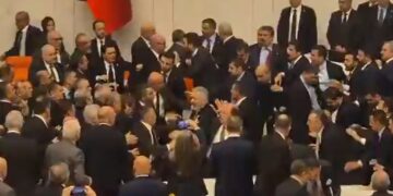 Τουρκία: Χαμός στην Βουλή με γροθιές και κλοτσιές μεταξύ βουλευτών