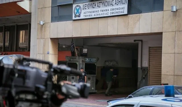 Στο εδώλιο  του Μικτού Ορκωτού Δικαστηρίου Αθηνών 3 αστυνομικοί για τον ομαδικό βιασμό 19χρονης στο ΑΤ Ομονοίας