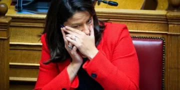 Βουλή: Σύσσωμη η αντιπολίτευση κατά της Κεραμέως για τις συλλογικές συμβάσεις