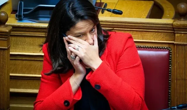 Βουλή: Σύσσωμη η αντιπολίτευση κατά της Κεραμέως για τις συλλογικές συμβάσεις