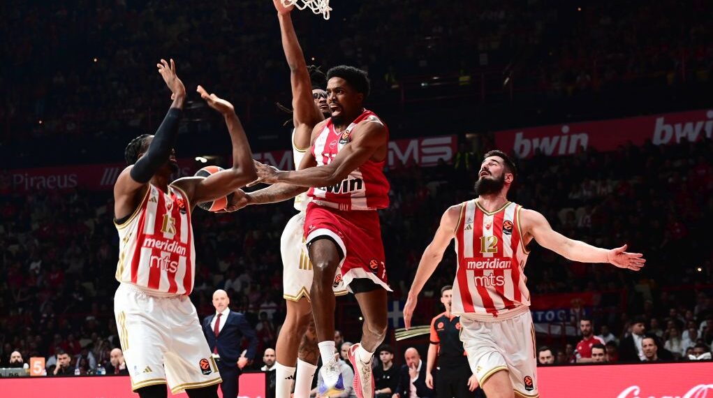 Euroleague: Ο Ολυμπιακός νίκησε 92-86 τον Ερυθρό Αστέρα και παραμένει δεύτερος σε απόσταση αναπνοής από την κορυφή