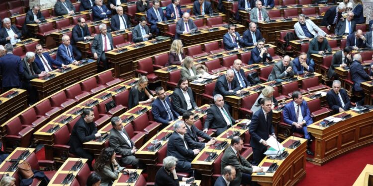 Βουλή: Βολές της αντιπολίτευσης κατά της κυβέρνησης για τις ΣΣΕ