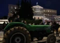 Οι αγρότες ξενύχτησαν στην πλατεία Συντάγματος τα τρακτέρ – Συνθήματα και πανό έξω από τη Βουλή
