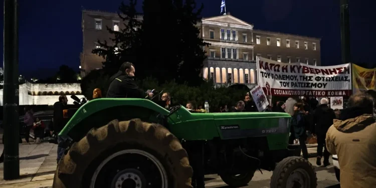 Οι αγρότες ξενύχτησαν στην πλατεία Συντάγματος τα τρακτέρ – Συνθήματα και πανό έξω από τη Βουλή