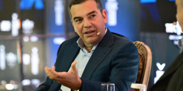 Σκληρή απάντηση Τσίπρα σε Στουρνάρα: «Τελικά είναι καλύτερος για εκπρόσωπος της Ομάδας Αλήθειας παρά για διοικητής της ΤτΕ»