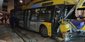 Πετράλωνα: Τρόλεϊ έπεσε σε πολυκατοικία - Τραυματίστηκε ελαφρά ο οδηγός