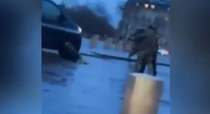 Αιματηρή επίθεση κατά αστυνομικού στο Παρίσι, κοντά στην Αψίδα του Θριάμβου