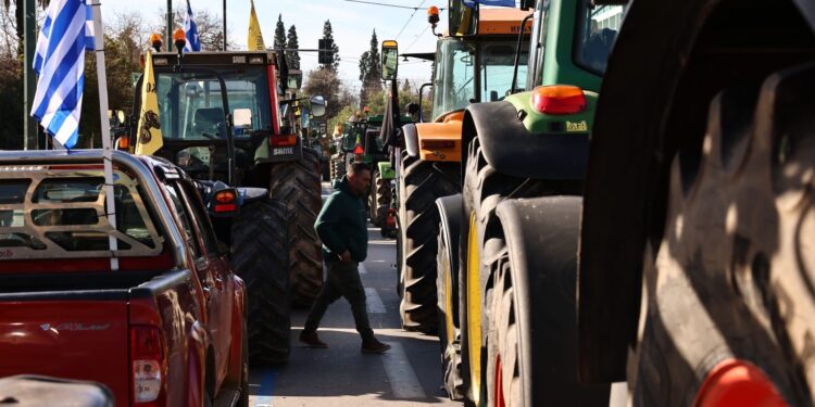 Αγροτικές κινητοποιήσεις: Οι αγρότες αποχώρησαν από την Αθήνα και προειδοποιούν ότι ο αγώνας συνεχίζεται