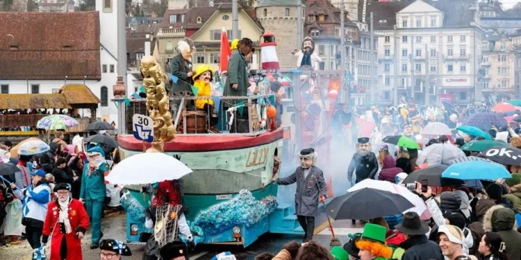 Ελβετία: Έκρηξη σε άρμα κατά τη διάρκεια καρναβαλικών εορτασμών - Έντεκα τραυματίες