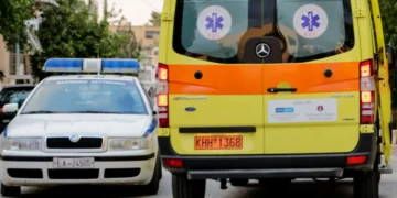 Τροχαίο στο κέντρο του Βόλου: Αυτοκίνητο χτύπησε σε παρκαρισμένα ΙΧ και έπεσε μέσα σε φροντιστήριο