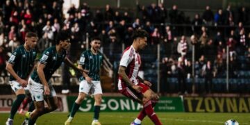 Λεβαδειακός- Ολυμπιακός 0-0: Στραβοπάτημα για τους «ερυθρόλευκους», που έπαιζαν με παίκτη παραπάνω