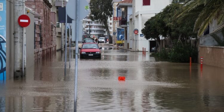 Πολλά προβλήματα από την κακοκαιρία σε πολλές περιοχές της χώρας – Κατολισθήσεις σε Πρέβεζα, Τζουμέρκα, Κέρκυρα, Τρίπολη, Χίο
