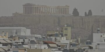 Η Αφρικανική σκόνη "έπνιξε" την Αττική και τη νότια Ελλάδα – Πότε υποχωρεί το φαινόμενο