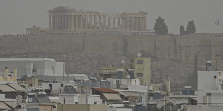 Η Αφρικανική σκόνη "έπνιξε" την Αττική και τη νότια Ελλάδα – Πότε υποχωρεί το φαινόμενο