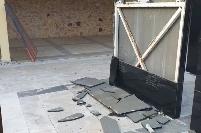 Αδιανόητος βανδαλισμός στο μνημείο των 200 εκτελεσθέντων της Καισαριανής, λίγο μετά την αποκάλυψη των φωτογραφιών