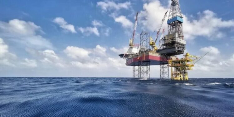 Σήμερα η υπογραφή των συμβάσεων με Chevron-Helleniq Energy για την αξιοποίηση του υποθαλάσσιου ενεργειακού πλούτου