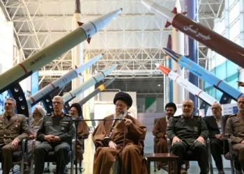 To Ιράν βρυχάται: Κλείνει τα Στενά του Ορμούζ και απειλεί να βυθίσει το αεροπλανοφόρο Lincoln