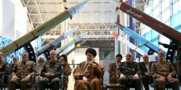 To Ιράν βρυχάται: Κλείνει τα Στενά του Ορμούζ και απειλεί να βυθίσει το αεροπλανοφόρο Lincoln