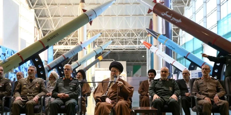 To Ιράν βρυχάται: Κλείνει τα Στενά του Ορμούζ και απειλεί να βυθίσει το αεροπλανοφόρο Lincoln