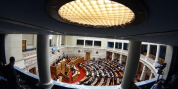 Βουλή: Κατατέθηκε το νομοσχέδιο για την επιστολική ψήφο - Εκλογική περιφέρεια με τρεις έδρες για τους απόδημους