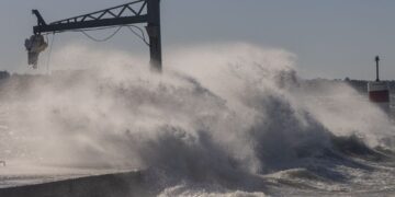Κακοκαιρία με θυελλώδεις ανέμους σε μεγάλο μέρος της χώρας – Η θάλασσα βγήκε στη στεριά σε πολλές περιοχές