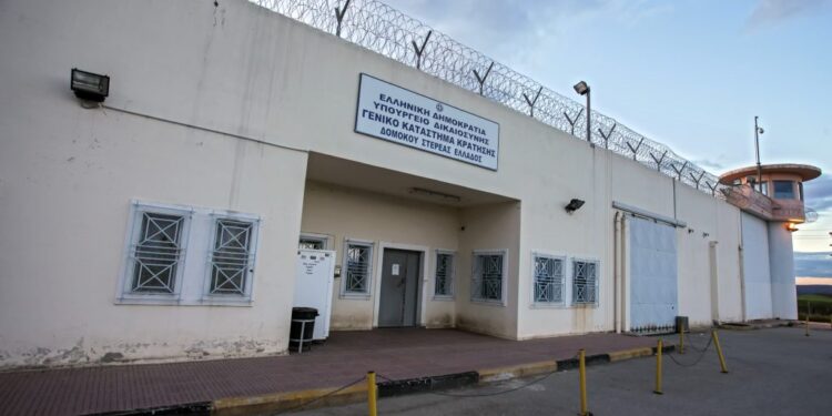 Συνελήφθη ο αρχιφύλακας των φυλακών Δομοκού για συνέργεια στη δολοφονία του 43χρονου ισοβίτη