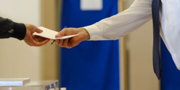 Δημοσκόπηση Metron Analysis: Μεγάλη πτώση για τη ΝΔ, που παραμένει πρώτη, πρωτοφανές το ποσοστό των αναποφάσιστων