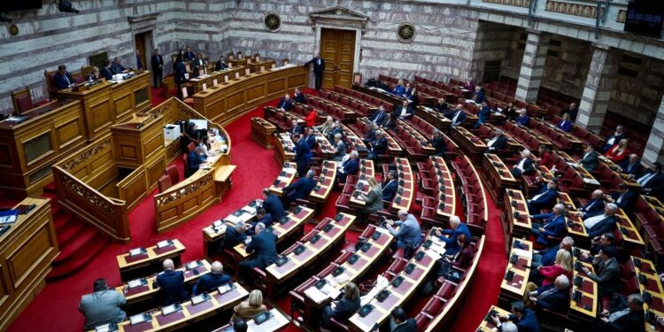 Βουλή: Σκληρή κόντρα ΝΔ – ΚΚΕ για τα επεισόδια κατά την επίσκεψη Γεωργιάδη στο Κρατικό Νίκαιας