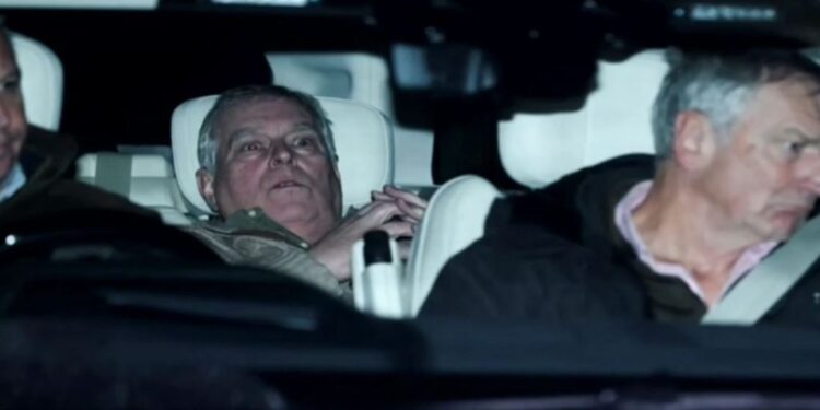 Βρετανία: Ελεύθερος, μετά από 12ωρη κράτηση, αφέθηκε ο έκπτωτος πρίγκιπας Άντριου – «Φαινόταν ζαλισμένος και σοκαρισμένος»