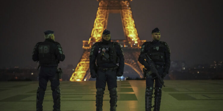 Γαλλία: Μεγάλη κινητοποίηση της αστυνομίας στο Παρίσι μετά από πολλαπλές απειλές για βόμβες