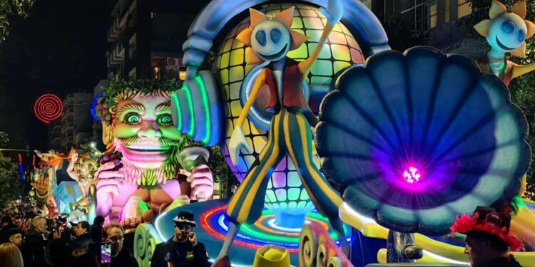 Πάτρα: Φαντασμαγορικά ξεκίνησε το τριήμερο κορύφωσης του Καρναβαλιού