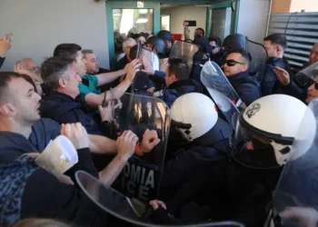 Ο γιατρός που συνελήφθη για τα επεισόδια στο Γενικό Κρατικό Νοσοκομείο Νίκαιας καταγγέλλει τον Γεωργιάδη για “χυδαία συκοφαντία”